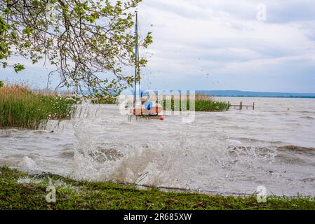 Ein Segelboot, das auf dem Balaton-See auf einen Sturm wartet. Stockfoto