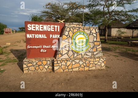 Tansania, Afrika - 10. März 2023: Willkommensschild für den Serengeti-Nationalpark, Ikoma-Tor Stockfoto