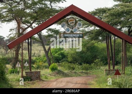 Tansania, Afrika - 10. März 2023: Willkommensschild für den Serengeti-Nationalpark, Ikoma-Tor Stockfoto