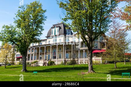 Das Athenaeum Hotel, ein großes viktorianisches Hotel, wird seit 1881 mit Blick auf den Chatauqua-See in Chautauqua, New York, USA, betrieben Stockfoto