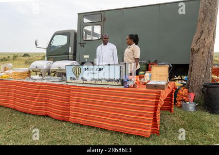 Kenia, Afrika - 10. März 2023: Frühstücksbüfett im afrikanischen Busch nach einer Heißluftballonsafari im Masai Mara Reserve Stockfoto