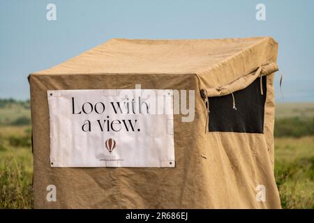 Kenia, Afrika - 10. März 2023: Toilette mit Aussicht, eine provisorische Toilette im Freien, die nach einer Heißluftballonfahrt zum Frühstück im afrikanischen Busch eingerichtet wurde Stockfoto