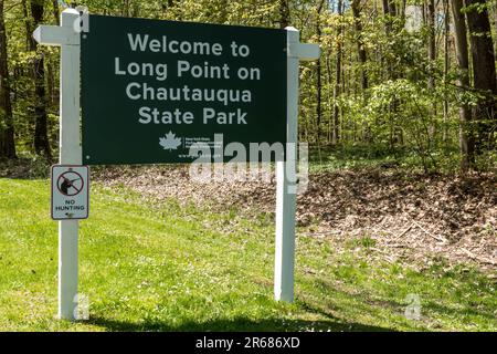 Das Schild „Welcome to Long Point“ im Chautauqua State Park in Beemus Point, New York, USA Stockfoto