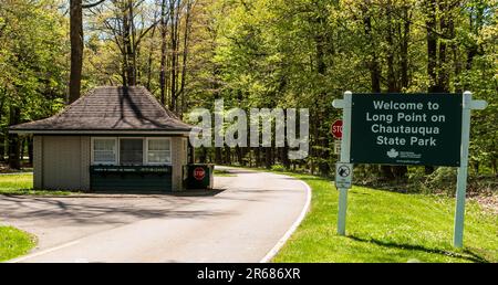 Schild und Pförtnerhaus am Eingang zum Long Point State Park am Lake Chautauqua in Beemus Point, New York, USA Stockfoto