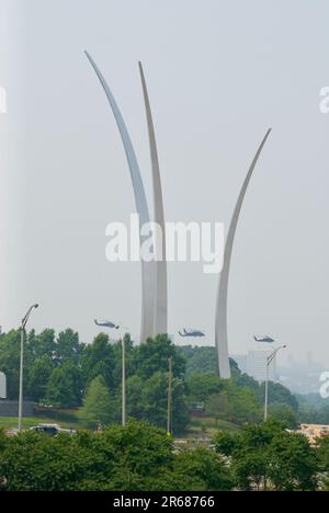 Washington, D.C., USA - 7. Juni 2023: Vier USA Black Hawk-Helikopter fliegen in Formation am United States Air Force Memorial in der Nähe von Washington, D.C., USA vorbei und durchqueren den durch kanadische Waldbrände entstandenen trüben Rauch. (Bild: ©John M. Chase / Alamy Live News) Stockfoto