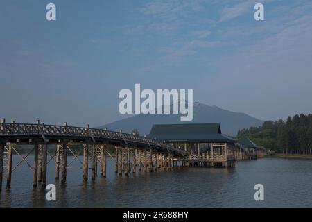 Tsuru no Mai hashi Bridge und Mt. Iwaki Stockfoto