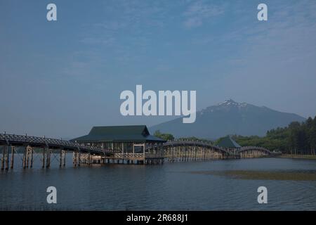 Tsuru no Mai hashi Bridge und Mt. Iwaki Stockfoto