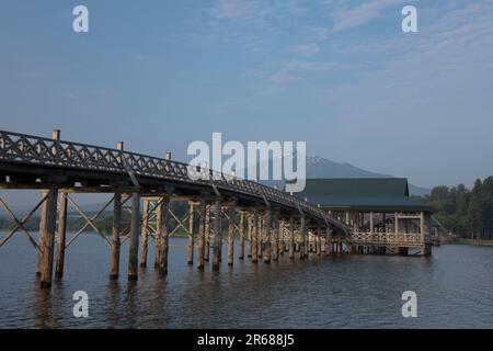 Tsuru no Mai hashi Bridge und Mt. Iwaki Stockfoto