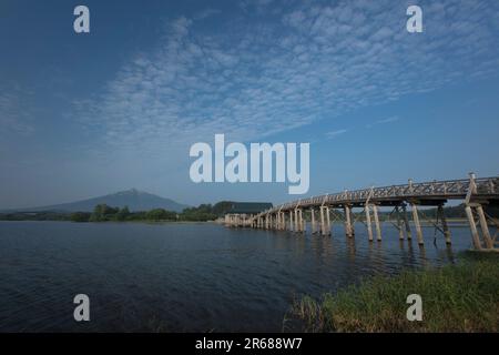 Tsuru no Mai hashi Bridge und Mt. Iwaki Stockfoto