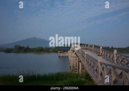 Tsuru no Mai hashi Bridge und Mt. Iwaki Stockfoto