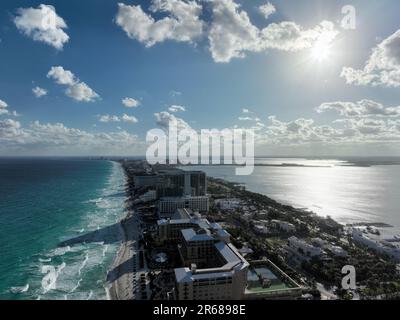 Ein Luftblick auf die Karibikküste Mexikos, mit dem hellblauen Wasser des Golfs von Mexiko, das im Sonnenlicht schimmert Stockfoto