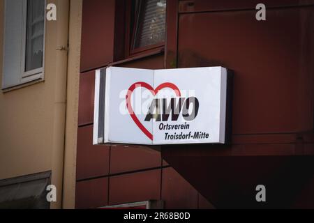 Bild eines Schildes mit dem Logo von AWO auf der Hauptniederlassung von Troisdorf, NRW, Deutschland. Die Arbeitnehmerfürsorge e. V. (AWO) ist ein dezentral organisiertes G Stockfoto