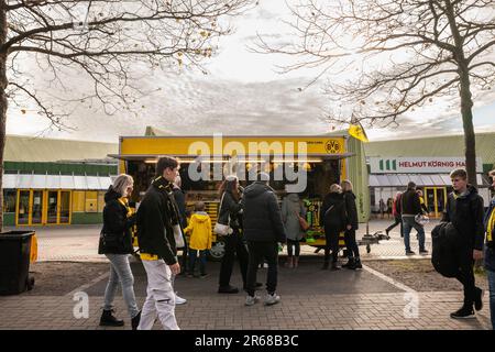 Foto von BVB Borussia Dortmund-Anhängern in Dortmund, Deutschland, die vor dem Fanshop des Teams stehen, einer offiziellen Boutique. Ballspielverein Stockfoto