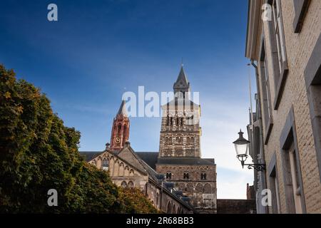 Bild der Basilika der Kirche des Heiligen Servatius in Maastricht, Niederlande. Die Basilika des Heiligen Servatius ist eine römisch-katholische Kirche, der sie gewidmet ist Stockfoto