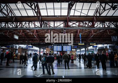 Bild der Haupthalle von Gara de Nord in Bukarest, Rumänien, mit Menschen, die auf die Abfahrtsanzeige warten. Bukarest Nord r Stockfoto