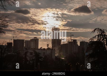 Foto eines Panoramablicks auf die Skyline der Belgrader Küste oder beograd na vodi in der Dämmerung in belgrad, Serbien. Es ist ein umstrittenes Luxusgrundstück Stockfoto
