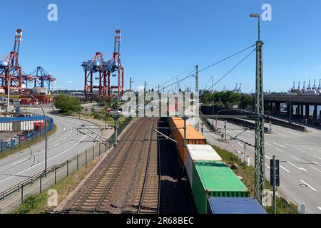 Hafenbahn mit Containern im Hamburger Hafen Stockfoto