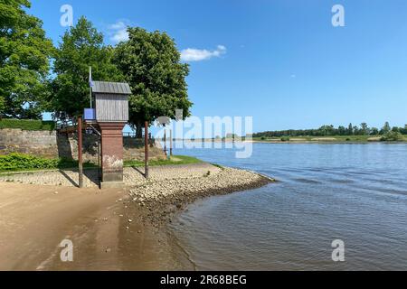 Ebenes Haus an der Elbe in Hamburg Stockfoto