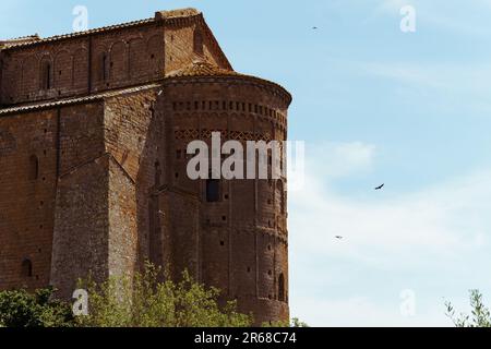 Dieses Foto zeigt das Äußere der Kirche San Pietro in Tuscania Stockfoto