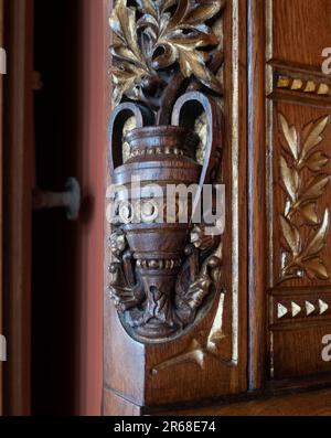 Kunstvoll verzierte Schnitzereien mit vergoldeten Elementen an einer Wand im Güell-Palast, entworfen von Gaudi. Barcelona, Spanien. Stockfoto