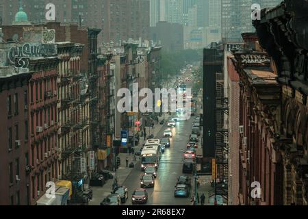 Blick auf die Madison Street in der Lower East Side von der Manhattan Bridge, Manhattan, New York Stockfoto