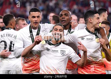 West Ham United's Said Benrahma (Zentrum), Angelo Ogbonna (zweite Rechte) und Nayef Aguerd (Rechte) feiern mit ihren Siegern nach dem Sieg über Fiorentina im Finale der UEFA Europa Conference League in der Fortuna Arena in Prag. Bilddatum: Mittwoch, 7. Juni 2023. Stockfoto