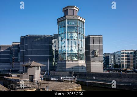 Hall of Steel Tower und Fassade des Royal Armouries Museum, Leeds Stockfoto