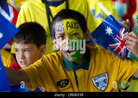 Ein junger Unterstützer begrüßt die australische Rugby-Weltmeisterschaft am internationalen Flughafen Auckland, Neuseeland, Dienstag, 06. September, 2011. Stockfoto