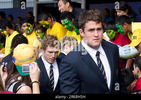 Captain James Horwill führt sein Team durch die Menge, während Australiens Rugby-Weltmeisterschaftsteam am internationalen Flughafen Auckland, Neuseeland ankommt, Dienstag, 06. September, 2011. Stockfoto