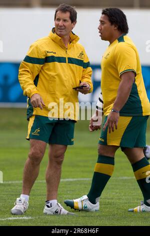 Coach Robbie Deans und Salesi Ma'afu bei der ersten Trainingssitzung des australischen Rugby-Weltmeisterschaftsteams, Auckland, Neuseeland, Dienstag, 06. September, 2011. Stockfoto