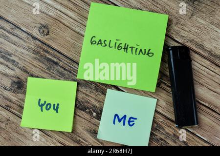 Konzept der Gasbeleuchtung Du und ich schreiben auf Haftnotizen isoliert auf einem Holztisch. Stockfoto