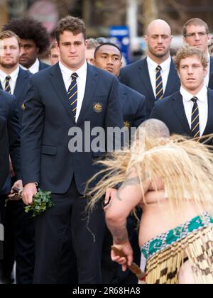 Mannschaftskapitän James Horwill führt das australische Rugby-WM-Team zu einer offiziellen Begrüßung, einem Powhiri, einer Maori-Begrüßungszeremonie, Aotea Square, Auckland, Neuseeland, Dienstag, 06. September 2011. Stockfoto