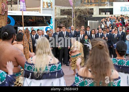 Mannschaftskapitän James Horwill führt das australische Rugby-WM-Team zu einer offiziellen Begrüßung, einem Powhiri, einer Maori-Begrüßungszeremonie, Aotea Square, Auckland, Neuseeland, Dienstag, 06. September 2011. Stockfoto