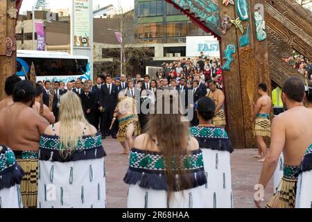 Mannschaftskapitän James Horwill führt das australische Rugby-WM-Team zu einer offiziellen Begrüßung, einem Powhiri, einer Maori-Begrüßungszeremonie, Aotea Square, Auckland, Neuseeland, Dienstag, 06. September 2011. Stockfoto