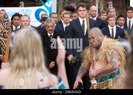 Mannschaftskapitän James Horwill führt das australische Rugby-WM-Team zu einer offiziellen Begrüßung, einem Powhiri, einer Maori-Begrüßungszeremonie, Aotea Square, Auckland, Neuseeland, Dienstag, 06. September 2011. Stockfoto