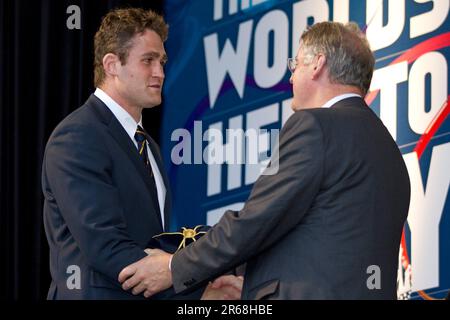 Team Captain James Horwill erhält seine Turnier-Mütze vom IRB-Vorsitzenden Bernard Lapasset bei der offiziellen Begrüßung des australischen Rugby-Weltmeisterschaftsteams, Aotea Square, Auckland, Neuseeland, Dienstag, 06. September 2011. Stockfoto