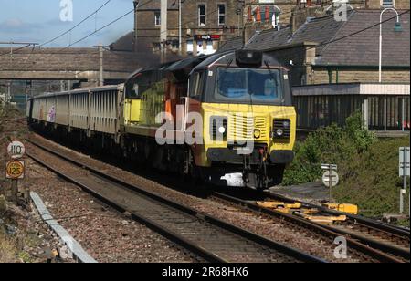 Colas Rail Freight Class 70 Diesel-Electric Loco 70806 Transporting Aggregates Güterzug durch Carnforth auf der Hauptlinie der Westküste vom 7. Juni 2023. Stockfoto