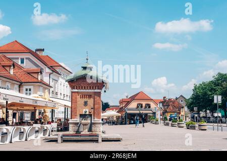 SAMOBOR KROATIEN - 1. Juni 2023: Hauptplatz von Samobor, kleine Stadt in der Nähe von Zagreb. Stockfoto