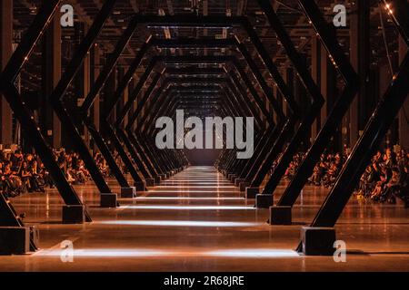 MAILAND, ITALIEN - FEBRUAR 25: Laufsteg-Hintergrund auf der Philipp Plein Modenschau während der Mailänder Fashion Week Frauenbekleidung Herbst/Winter 2023/2024 am Februar Stockfoto