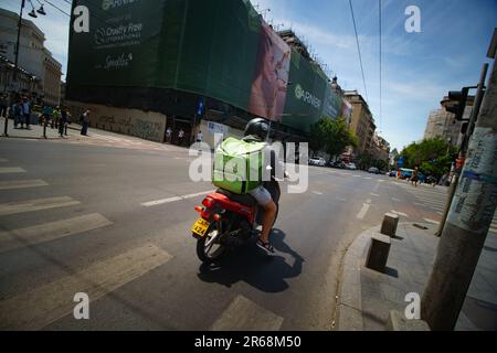 Bukarest, Rumänien. 7. Juni 2023: Im Zentrum von Bukarest wird ein Lebensmittellieferant mit einem Uber Eats Rucksack gesehen. Uber Eats Rucksäcke sind immer noch auf den Straßen von Bukarest zu sehen, obwohl das Unternehmen seinen Betrieb in Rumänien in diesem Monat vor drei Jahren geschlossen hat. Kredit: Lucian Alecu/Alamy Live News Stockfoto