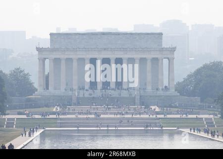 Washington, USA. 7. Juni 2023. Das Lincoln Memorial ist von Dunst umhüllt, da Rauch von Waldbränden in Kanada ungesunde Luftqualität an die Ostküste in Washington, DC, USA bringt am 7. Juni, 2023. Kredit: Aaron Schwartz/Xinhua/Alamy Live News Stockfoto