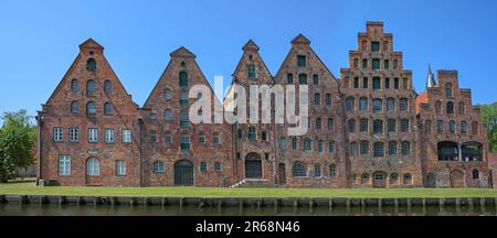 Salzspeicher von Lübeck, historische Salzlagerhäuser in roter Backsteinarchitektur vor blauem Himmel, Wahrzeichen und Touristenziel im alten hanseat Stockfoto