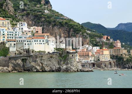 Blick auf Amalfi, Amalfiküste (Costiera amalfitana/Costa d'Amalfi) Stockfoto