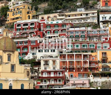 Farbenfrohe Klippenhäuser auf einer Klippe in Positano, Amalfiküste (Costiera amalfitana/Costa d'Amalfi) Stockfoto