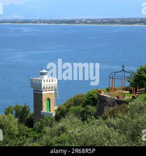 Leuchtturm Punta Fortino (Faro di Punta Fortino), Agropoli, Italien. Stockfoto