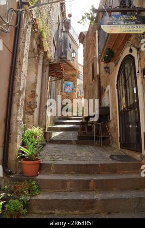 Enge Straße in der mittelalterlichen Stadt Agropoli, Italien Stockfoto