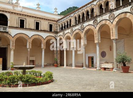 Überdachter Arkadensteg der Kathedrale von Salerno, Italien. Duomo di Salerno Stockfoto