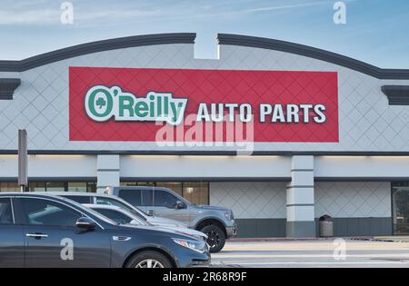 Houston, Texas, USA 06-07-2023: Außenfassade des O'Reilly Auto Parts Storefront in Houston, TX. Lokale Einzelhandelskette, die Zubehör für den Automobilbereich verkauft. Stockfoto