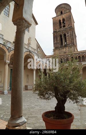 Glockenturm der Kathedrale von Salerno, Italien. Cattedrale di San Matteo. Duomo di Salerno Stockfoto