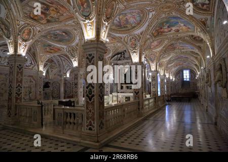 Die Krypta der Kathedrale von Salerno, Italien. Cripta del duomo di Salerno Stockfoto